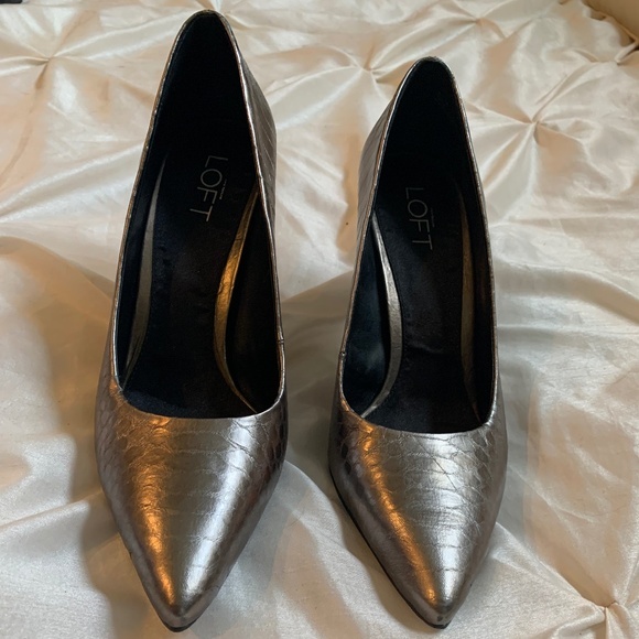 Ann Taylor Loft Shoes - Ann Taylor Loft Gray Snakeprint Pumps sz8.5